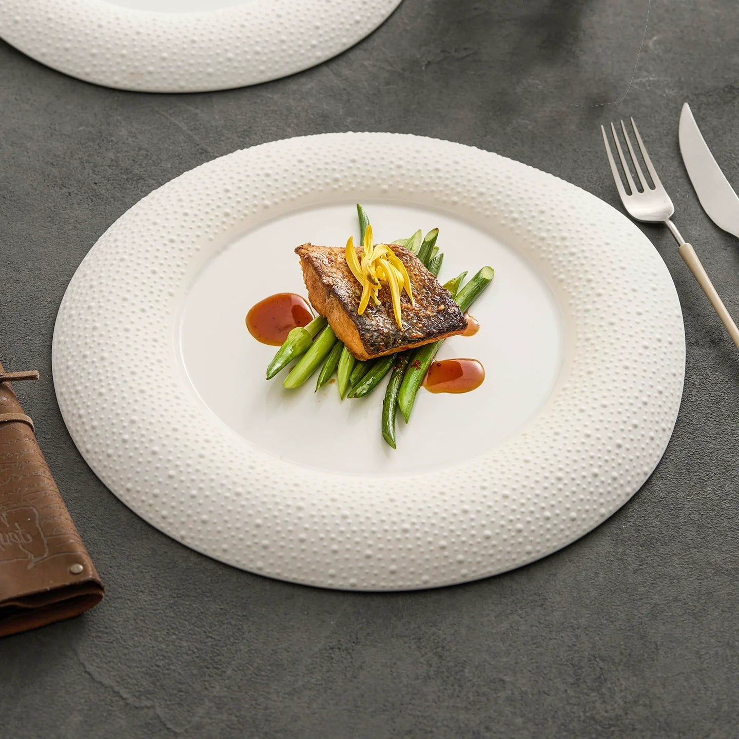 Assiette en porcelaine GOSEUNG à bord galet mat — Collection de vaisselle texturée et minimaliste