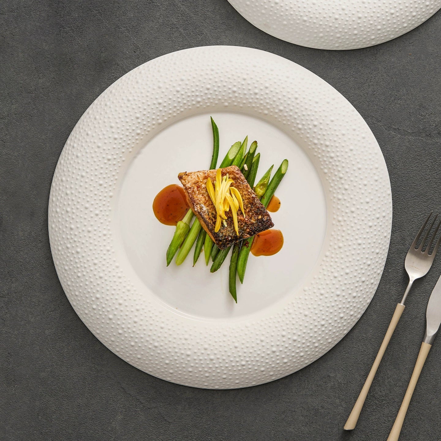 Assiette en porcelaine GOSEUNG à bord galet mat — Collection de vaisselle texturée et minimaliste