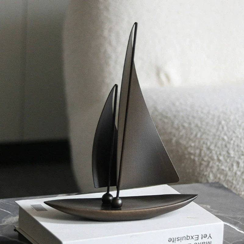 Modèle de voilier de luxe en résine – Sculpture décorative moderne pour la maison, le bureau et les accents Feng Shui