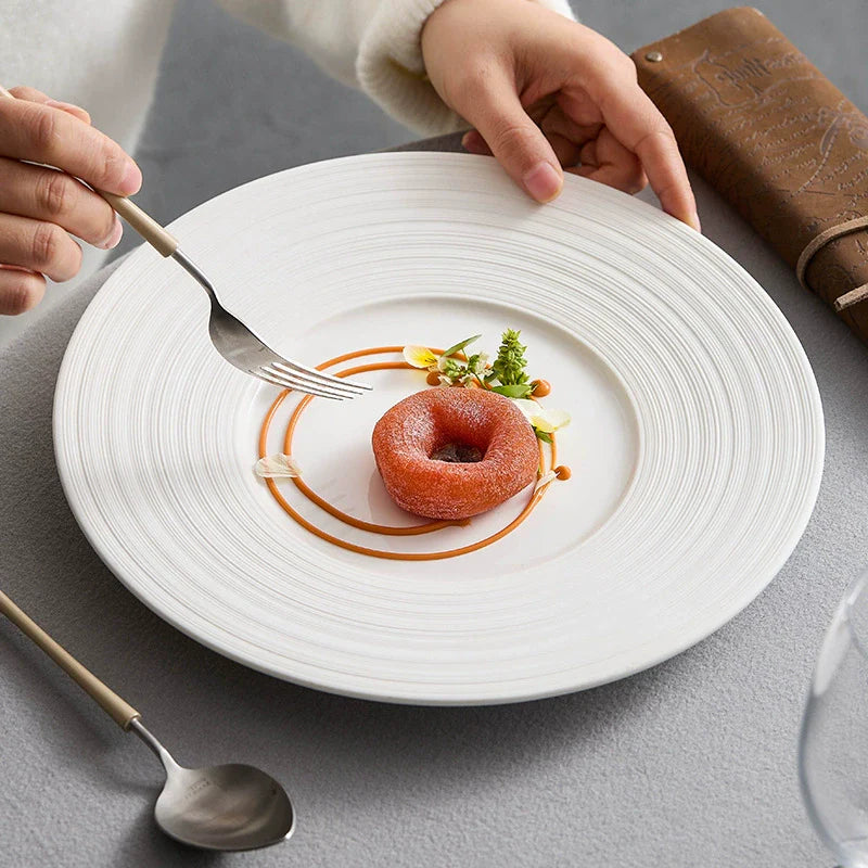 Assiette plate en céramique texturée minimaliste – Vaisselle moderne blanche