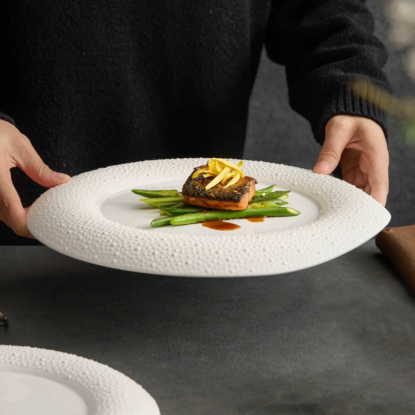 Assiette en porcelaine GOSEUNG à bord galet mat — Collection de vaisselle texturée et minimaliste