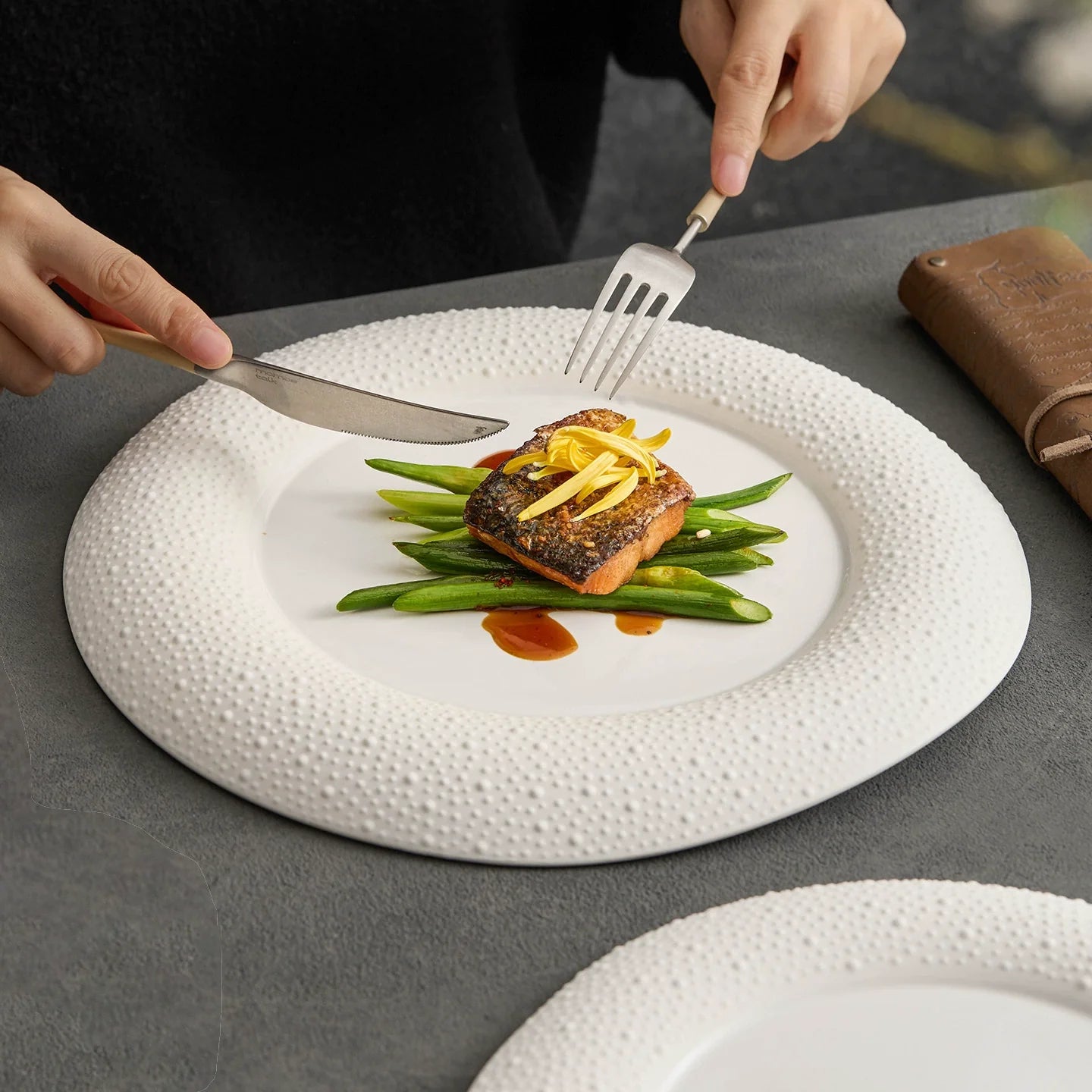 Assiette en porcelaine GOSEUNG à bord galet mat — Collection de vaisselle texturée et minimaliste