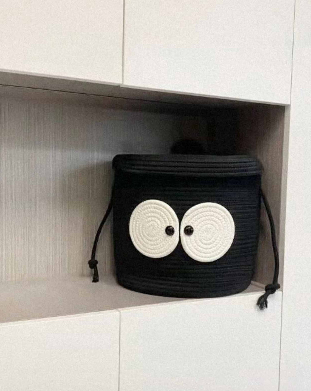 Niedlicher, skurriler Wäschekorb aus gewebtem Stoff mit großen Kulleraugen und Kohlballen-Motiv