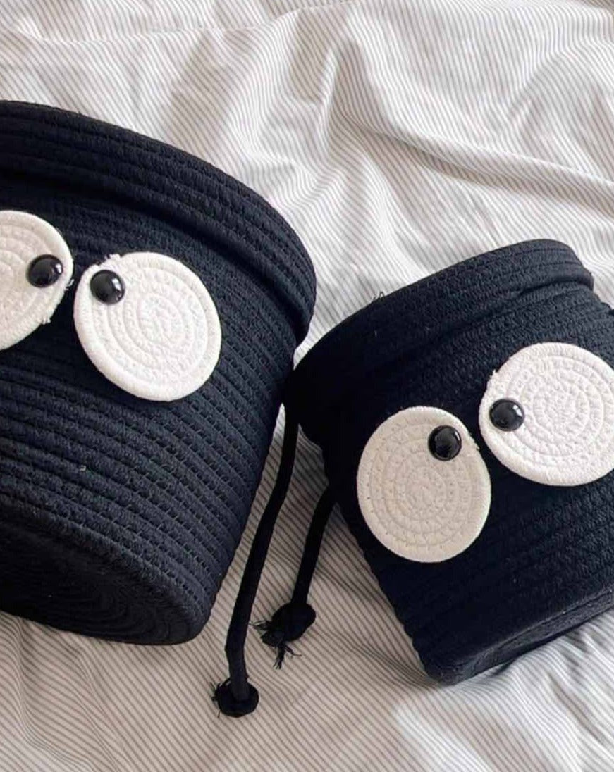 Niedlicher, skurriler Wäschekorb aus gewebtem Stoff mit großen Kulleraugen und Kohlballen-Motiv